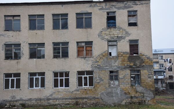 Школа номер 13 в городе Мингячевир носит имя погибшего за Родину шехида Ноэля Ахенгери - Sputnik Азербайджан