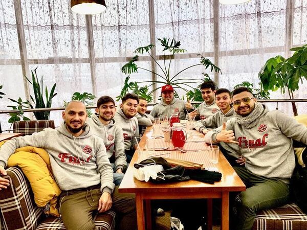 Прошли тур Как по маслу: бакинская команда выступает в Лиге смеха Прошли тур Как по маслу: бакинская команда выступает в Лиге смеха - Sputnik Азербайджан