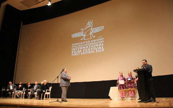 В Киноцентре Низами прошло закрытие итало-азербайджанского кинофестиваля и церемония награждения премии Зороастер - Sputnik Азербайджан