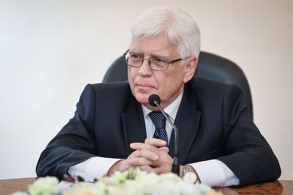 Будьте не очень застенчивы, но и не очень нахальны - посол РФ дал совет будущим дипломатам Будьте не очень застенчивы, но и не очень нахальны - посол РФ дал совет будущим дипломатам - Sputnik Азербайджан