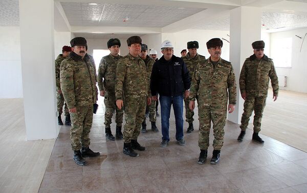 Министр обороны побывал на строящихся в прифронтовой зоне военных объектах - Sputnik Азербайджан