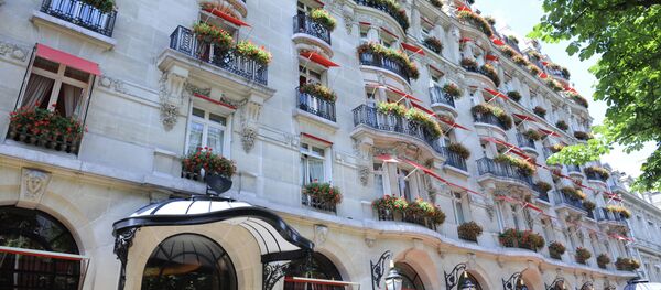 Отель Plaza-Athenee в Париже, Франция - Sputnik Азербайджан