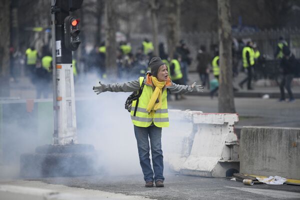 Участница протестной акции желтых жилетов в Париже - Sputnik Азербайджан