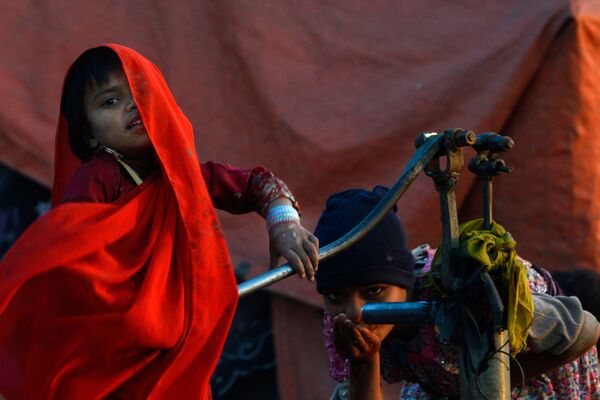 Цыганский ребенок пьет воду у ручного насоса в Лахоре, Пакистан - Sputnik Азербайджан