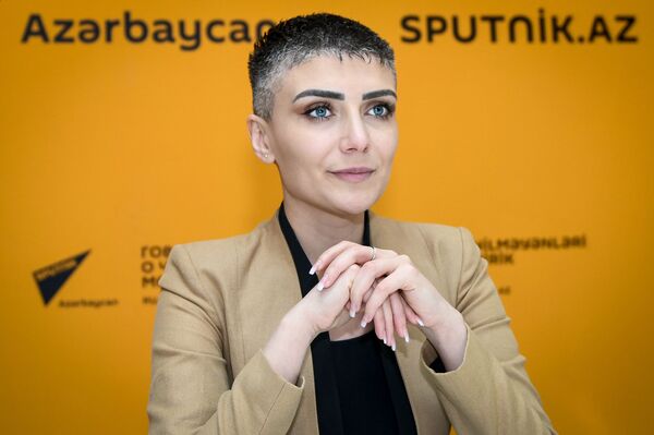 Двойник робота Софии: я ушла с азербайджанского телеканала не из-за зарплаты Двойник робота Софии: я ушла с азербайджанского телеканала не из-за зарплаты - Sputnik Азербайджан
