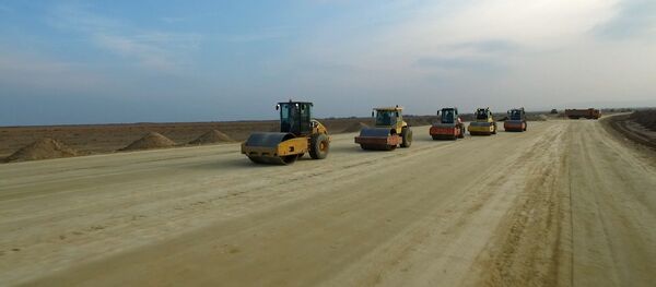 Строительство новой автомобильной дороги, фото из архива Строительство новой автомобильной дороги, фото из архива - Sputnik Азербайджан