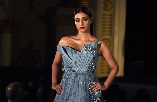 Индийская актриса Tabbu демонстрирует творение дизайнера Gaurav Gupta на индийской неделе моды в Мумбаи - Sputnik Азербайджан