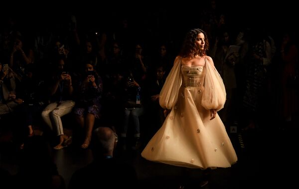 Модель демонстрирует творение дизайнера Gauri и Nainika на индийской неделе моды в Мумбаи - Sputnik Азербайджан