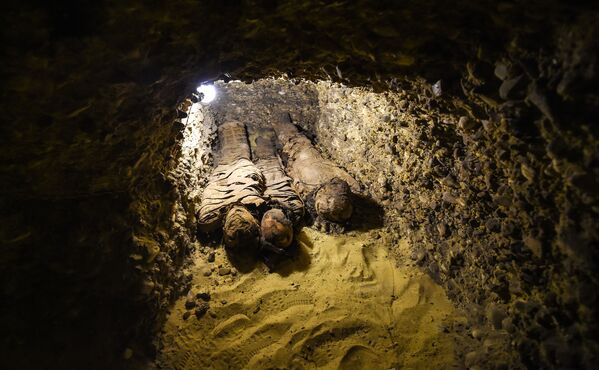Мумии, найденные на территории древнего кладбища в районе Туна эль-Габаль в провинции эль-Минья в центральной части Египта - Sputnik Азербайджан