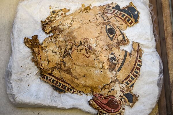 Фрагменты найденного артефакта на территории древнего кладбища в районе Туна эль-Габаль в провинции эль-Минья в центральной части Египта - Sputnik Азербайджан
