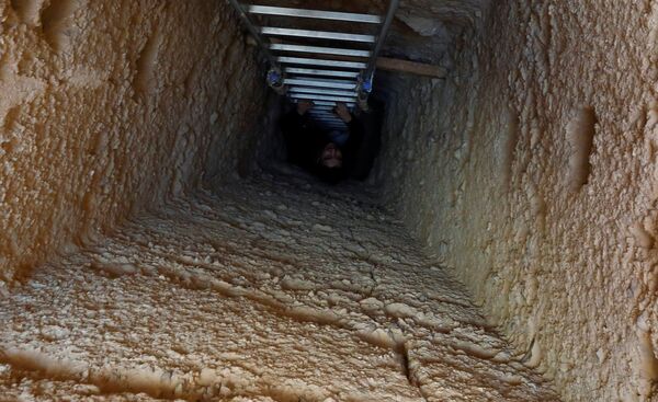 Журналист на лестнице, ведущей в усыпальницу на территории древнего кладбища в районе Туна эль-Габаль в провинции эль-Минья в центральной части Египта - Sputnik Азербайджан