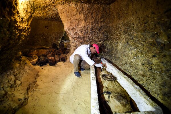Мумии, найденные на территории древнего кладбища в районе Туна эль-Габаль в провинции эль-Минья в центральной части Египта - Sputnik Азербайджан
