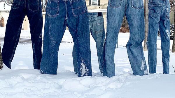 Замороженные джинсы в деревне Сент-Энтони, штат Миннесота, США - Sputnik Азербайджан