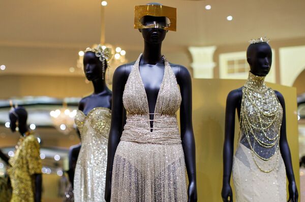 Наденьте это немедленно: выставка Dior в Лондоне Наденьте это немедленно: выставка Dior в Лондоне - Sputnik Азербайджан