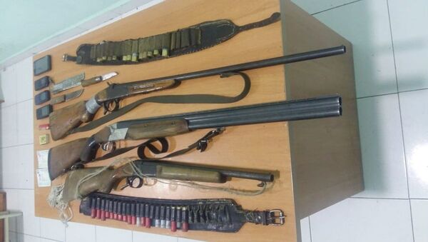 3 охотничьих ружья, 32 патрона и 2 патронташа изъятые у задержанных - Sputnik Азербайджан