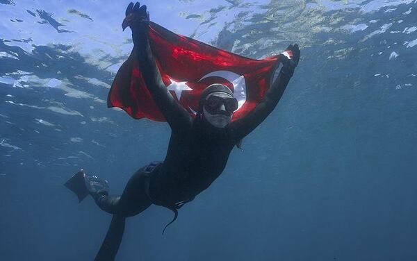 Турецкая спортсменка, мировая рекордсменка по фридайвингу Шахика Эрджюмен - Sputnik Азербайджан