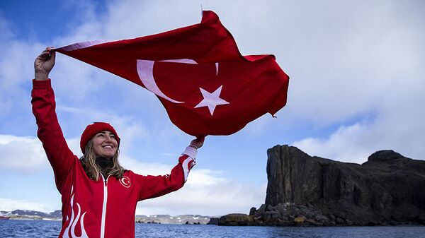 Турчанка впервые погрузилась в ледяные воды Антарктики - фото Турчанка впервые погрузилась в ледяные воды Антарктики - фото - Sputnik Азербайджан