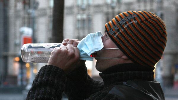 Mann trinkt Wodka auf der Straße - Sputnik Азербайджан