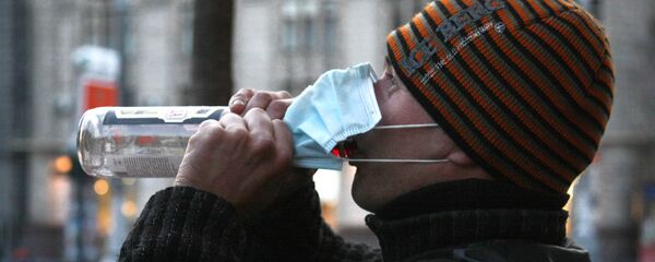 Mann trinkt Wodka auf der Straße - Sputnik Азербайджан