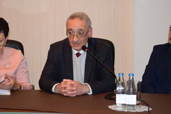 Азербайджанские журналисты представили книгу о российско-азербайджанских отношениях Азербайджанские журналисты представили книгу о российско-азербайджанских отношениях - Sputnik Азербайджан