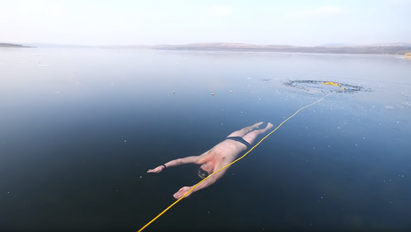 Фридайвер поплыл подо льдом без акваланга  - Sputnik Азербайджан
