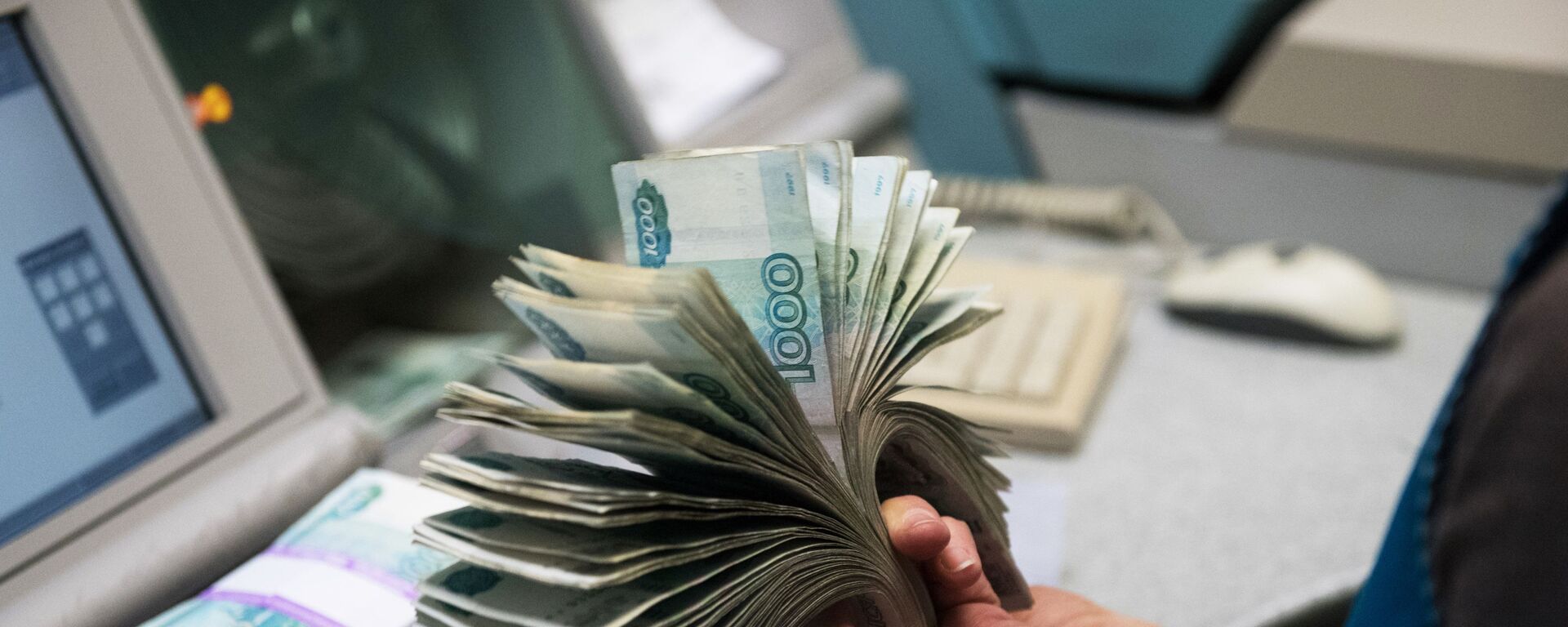 Банкноты номиналом 1000 рублей во время счетно-сортировальных работ  - Sputnik Азербайджан, 1920, 13.06.2023