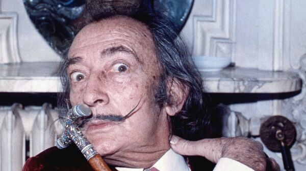 Испанский художник Сальвадор Дали в отеле Meurice в Париже, 1972 - Sputnik Азербайджан