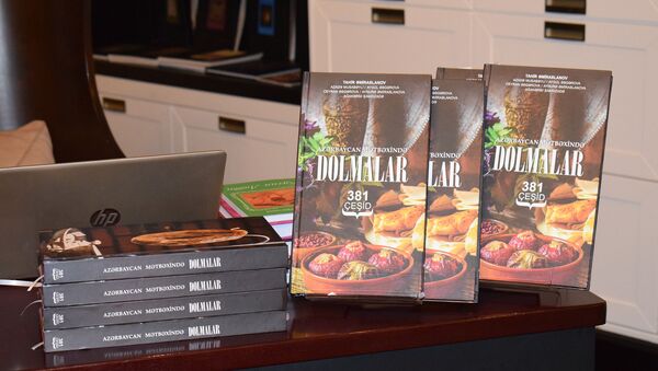 Презентация книги Таира Амирасланова под названием Долма в азербайджанской кухне. 381 вид - Sputnik Азербайджан