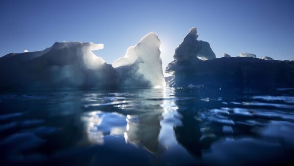 Айсберги плавают во фьорде Нууп Кангерлуа близ Нуука на юго-западе Гренландии - Sputnik Азербайджан