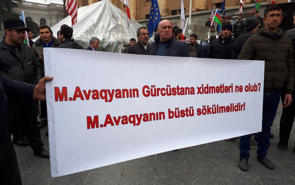 Gürcüstan parlamentinin binası qarşısında Qarabağ separatçısı Mixail Avaqyana büstün qoyulmasına etiraz aksiyası - Sputnik Azərbaycan