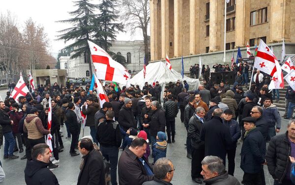 Акция протеста перед зданием парламента Грузии против установления бюста карабахскому сепаратисту Михаилу Авагяну - Sputnik Азербайджан