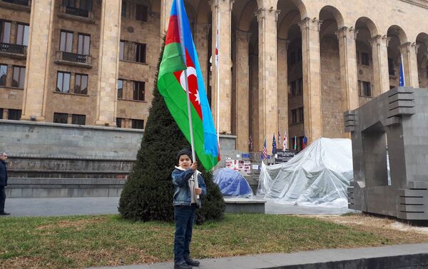 Gürcüstan parlamentinin binası qarşısında Qarabağ separatçısı Mixail Avaqyana büstün qoyulmasına etiraz aksiyası - Sputnik Azərbaycan