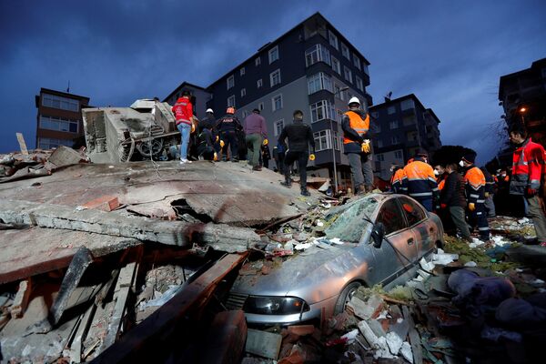 Спасатели работают на месте обрушенного жилого здания в Стамбуле, Турция - Sputnik Азербайджан