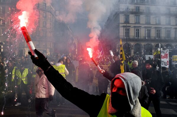 Участники всеобщей забастовки во Франции на улицах Парижа - Sputnik Азербайджан