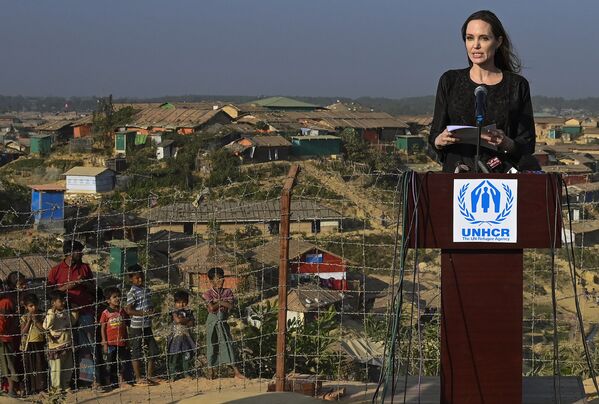 Актриса и посланник ООН по делам беженцев Анджелина Джоли во время визита в Бангладеш - Sputnik Азербайджан