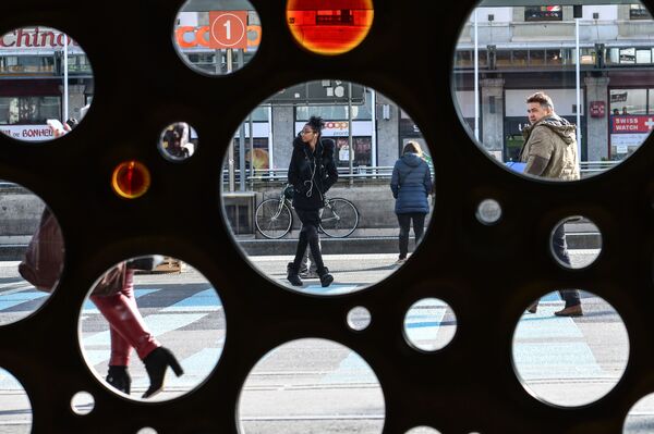 Люди на одной из улиц Женевы - Sputnik Азербайджан