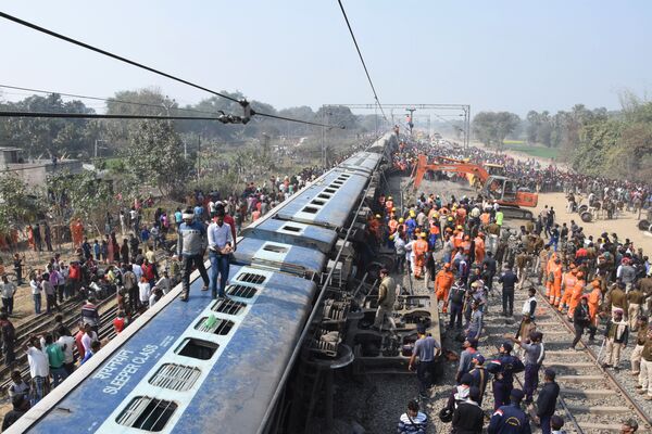 Спасательные службы у сошедшего с рельсов поезда близ города Хаджипур в Индии - Sputnik Азербайджан