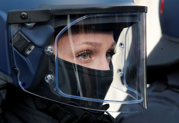 Девушка из отряда полиции, противодействующего уличным беспорядкам, Германия - Sputnik Азербайджан