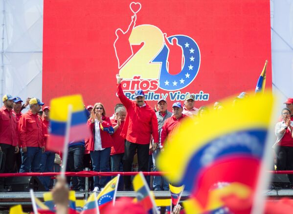 Президент Республики Венесуэла Николас Мадуро выступает на митинге в Каракасе - Sputnik Азербайджан