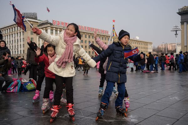 Дети играют на площади Ким Ир Сена во время празднования лунного Нового года в Пхеньяне - Sputnik Азербайджан