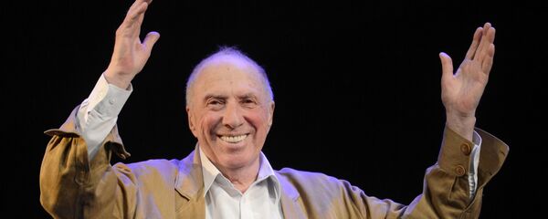 Актер и режиссер Сергей Юрский в сцене из спектакля Полеты с ангелом. Шагал в театре им. М.Н. Ермоловой - Sputnik Азербайджан