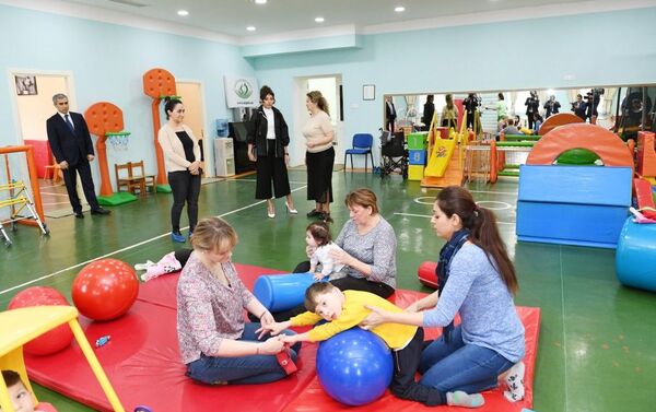 Мехрибан Алиева посетила Детский психоневрологический центр в Наримановском районе Баку - Sputnik Азербайджан