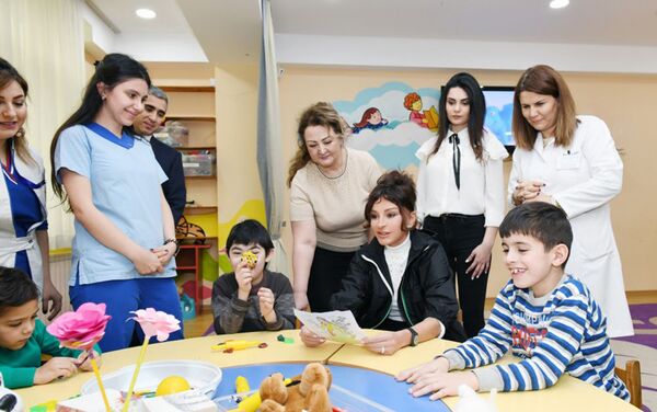 Мехрибан Алиева посетила Детский психоневрологический центр в Наримановском районе Баку - Sputnik Азербайджан