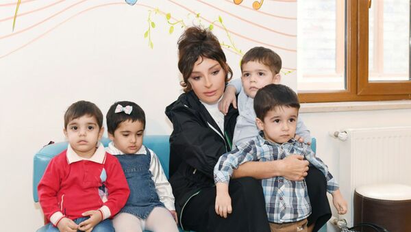 Мехрибан Алиева встретилась с воспитанниками Дома малютки номер один - Sputnik Азербайджан