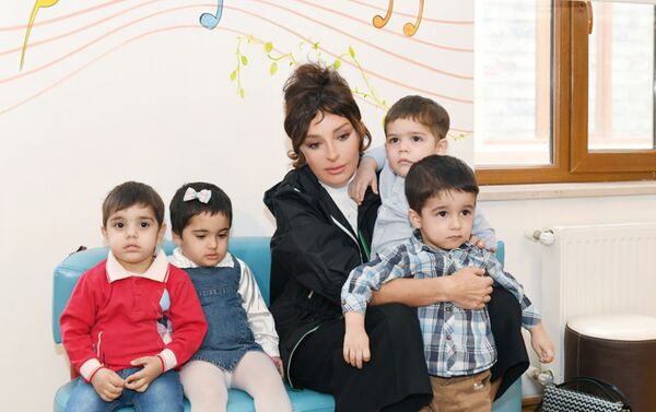 Мехрибан Алиева встретилась с воспитанниками Дома малютки номер один в Наримановском районе Баку - Sputnik Азербайджан