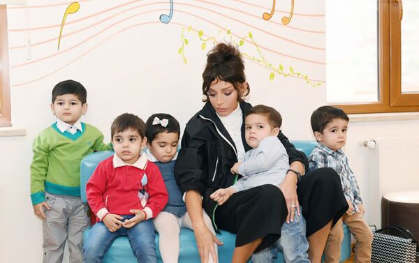Мехрибан Алиева встретилась с воспитанниками Дома малютки номер один в Наримановском районе Баку - Sputnik Азербайджан