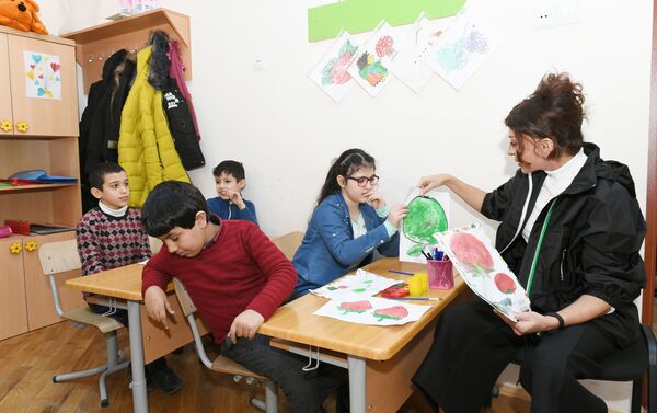 Мехрибан Алиева побывала в специальной школе номер 268 в Насиминском районе Баку - Sputnik Азербайджан