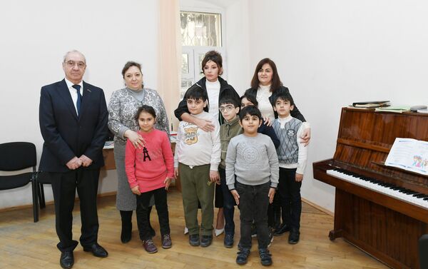 Мехрибан Алиева побывала в специальной школе номер 268 в Насиминском районе Баку - Sputnik Азербайджан