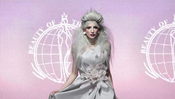 Модный приговор вынесли в Баку: дефиле самых красивых платьев на видео - Sputnik Азербайджан