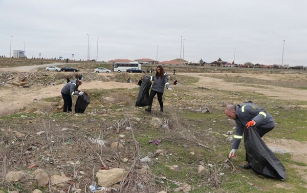 Акция по уборке береговой линии от пластиковых отходов - Sputnik Азербайджан